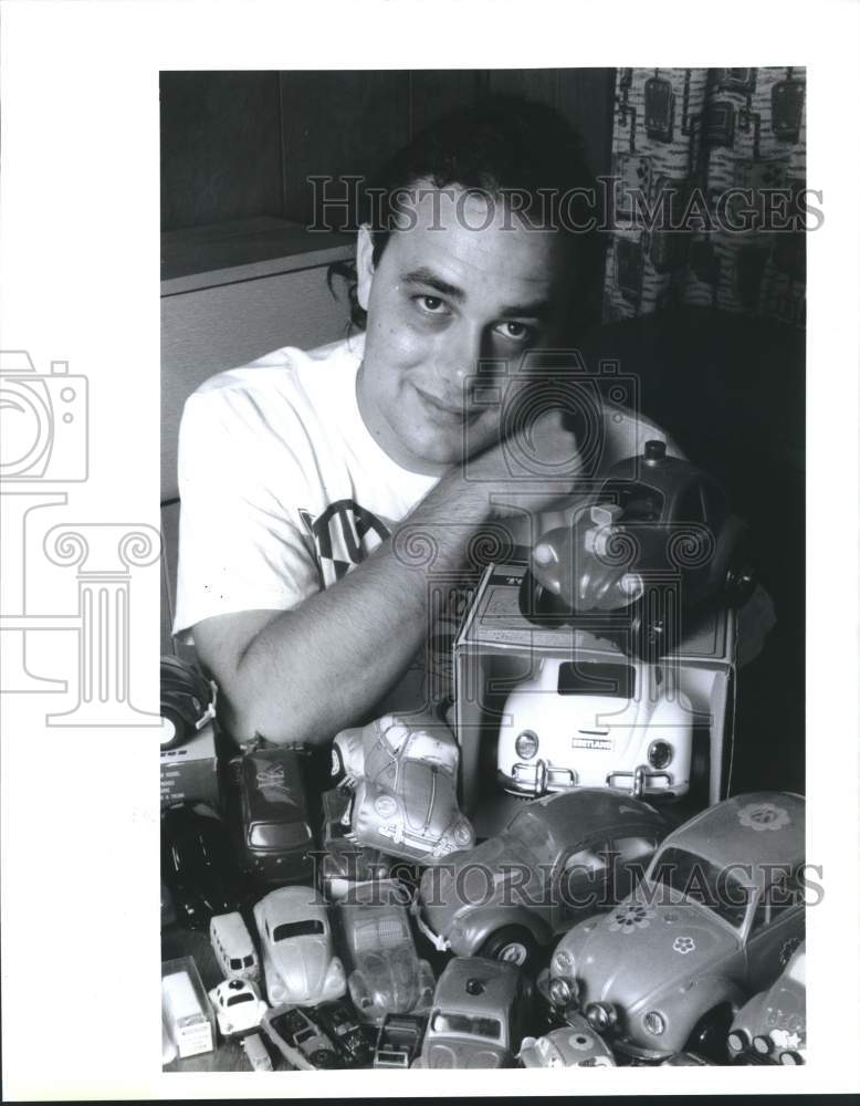 1989 Press Photo Tony Kirsch showing part of his model Volkswagen collection - Historic Images