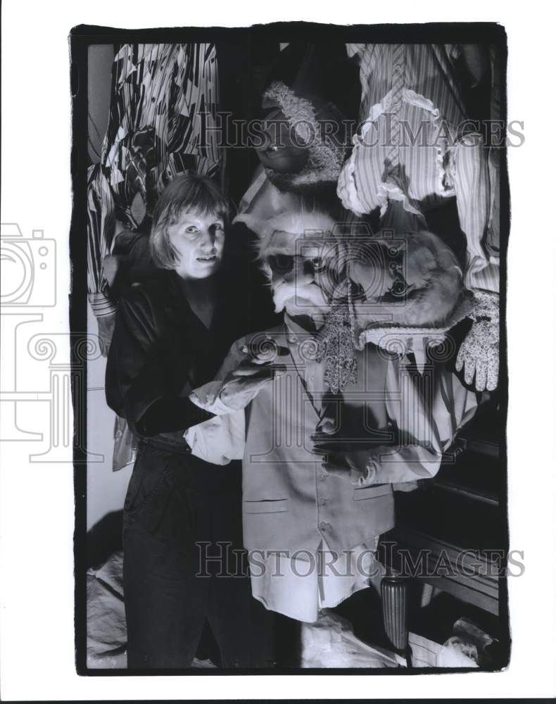 1990 Press Photo Karen Konnerth &amp; some of the life size puppets she has made - Historic Images