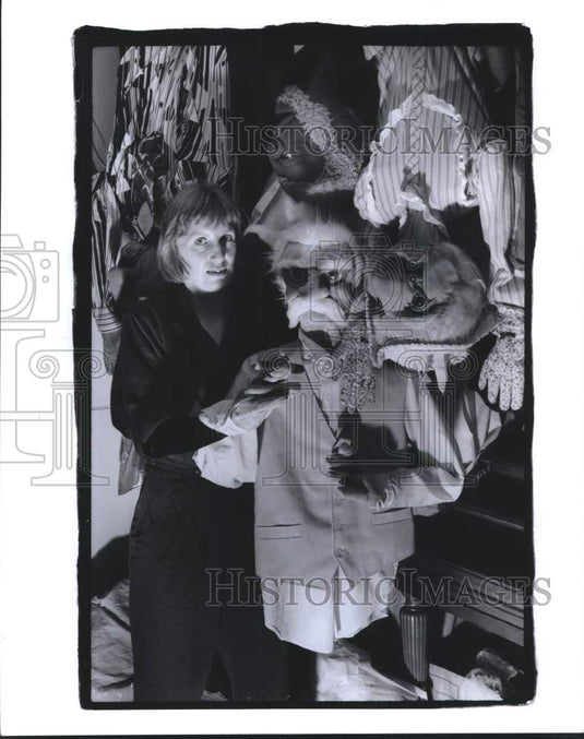 1990 Press Photo Karen Konnerth & some of the life size puppets she has made - Historic Images