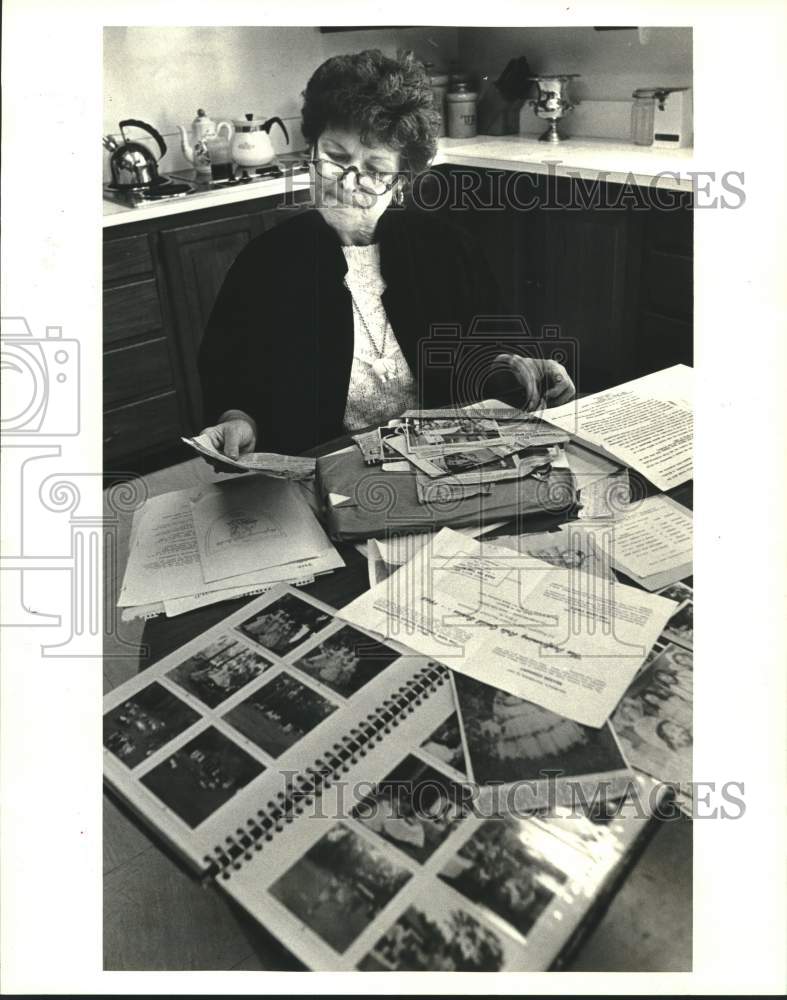 1987 Press Photo Gardner Kole looks over scrap book of Jazz On The Bayou - Historic Images