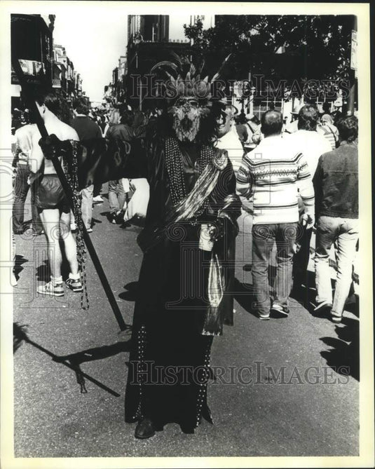 1990 Press Photo Streat Masker "death" in the French Quarter, New Orleans - Historic Images