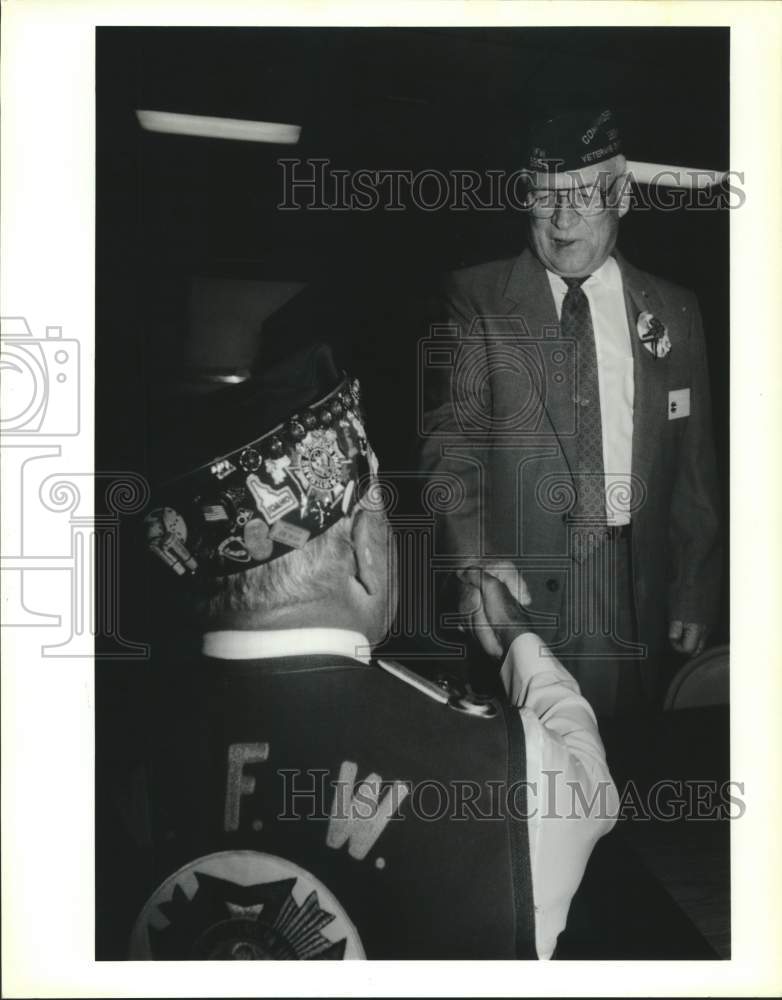 1991 Press Photo James Kimery National Commander of VFW greeted by Bennie Goings - Historic Images