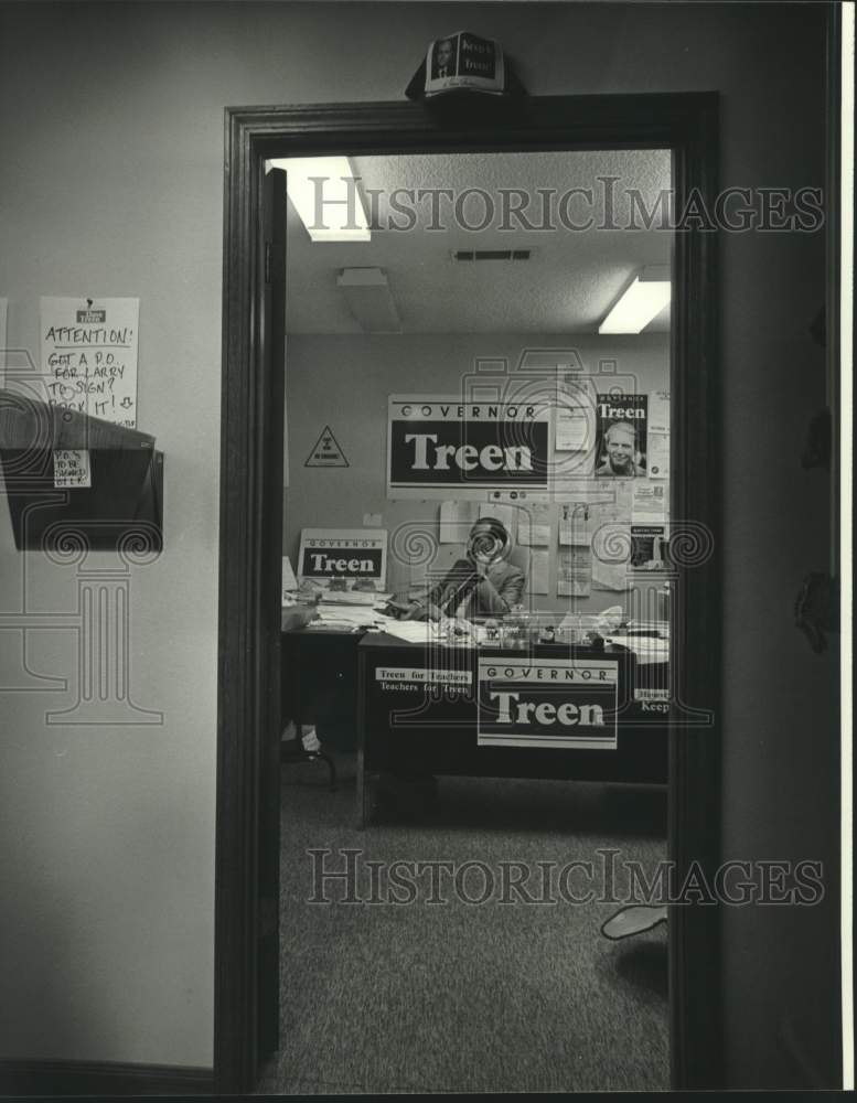 1986 Press Photo Larry Kinlaw on the phone for Governor Treen&#39;s campaign - Historic Images