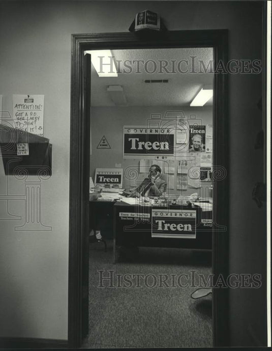 1986 Press Photo Larry Kinlaw on the phone for Governor Treen's campaign - Historic Images