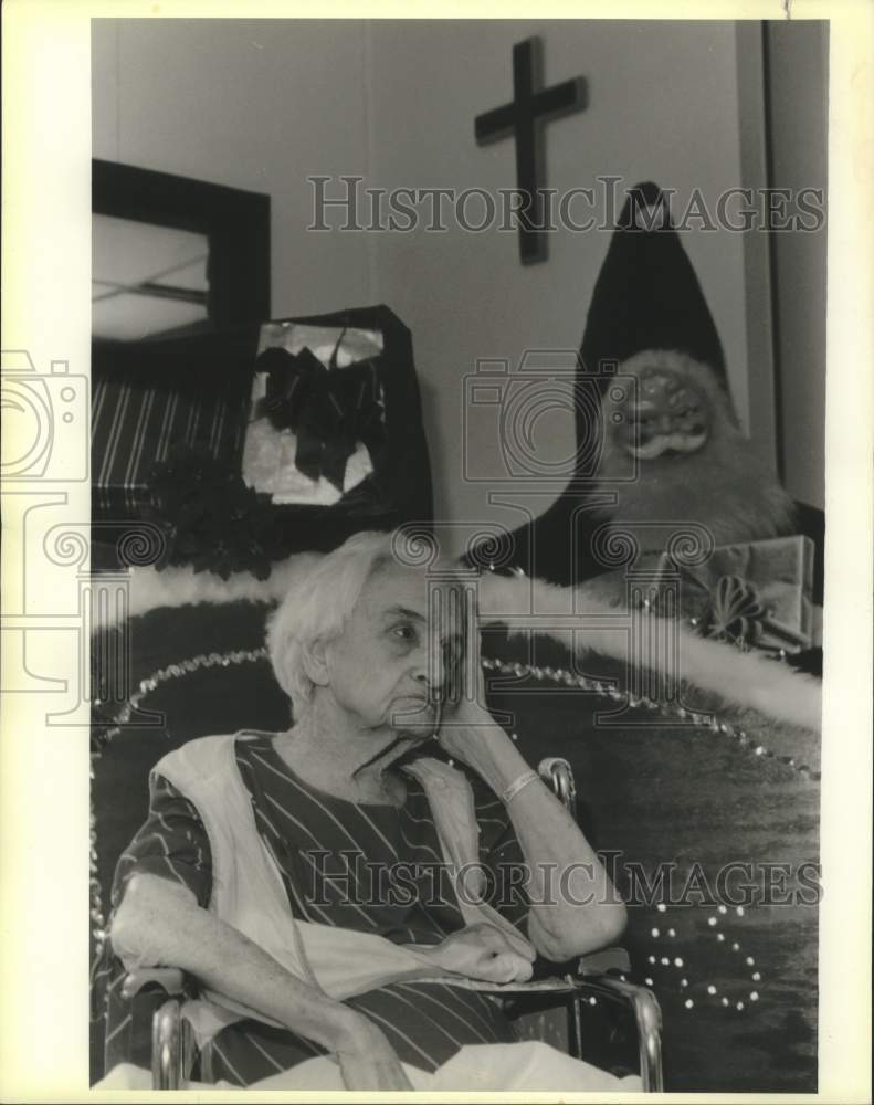 1988 Press Photo Georgianna Martin at Christmas party at Jefferson healthcare - Historic Images