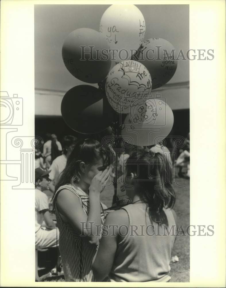 1989 Press Photo Mendy Dillon &amp; hugging Lise Dolhonde- Grace King High School - Historic Images