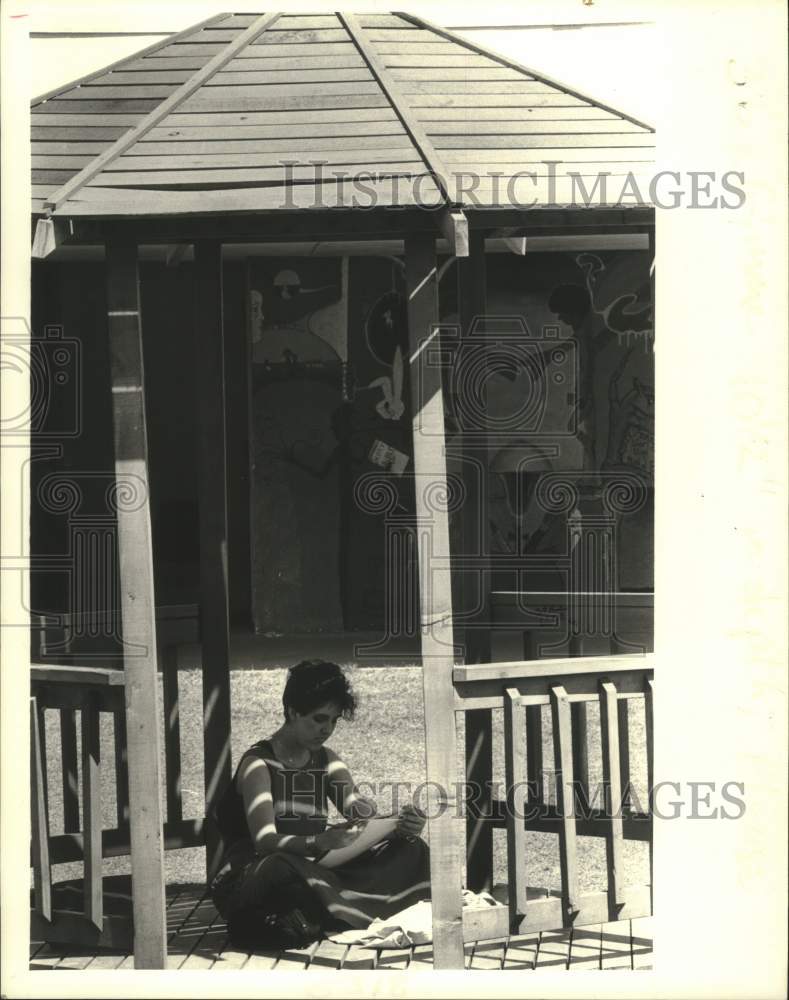 1987 Press Photo Nicole Billeaudeau, painting during lunch at Grace King High - Historic Images