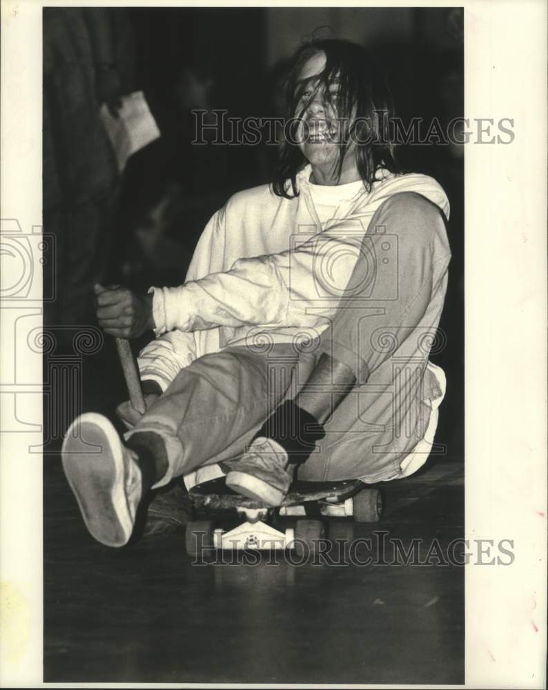 1988 Press Photo Grace King Elementary student Scott MaChutas rides a skateboard - Historic Images