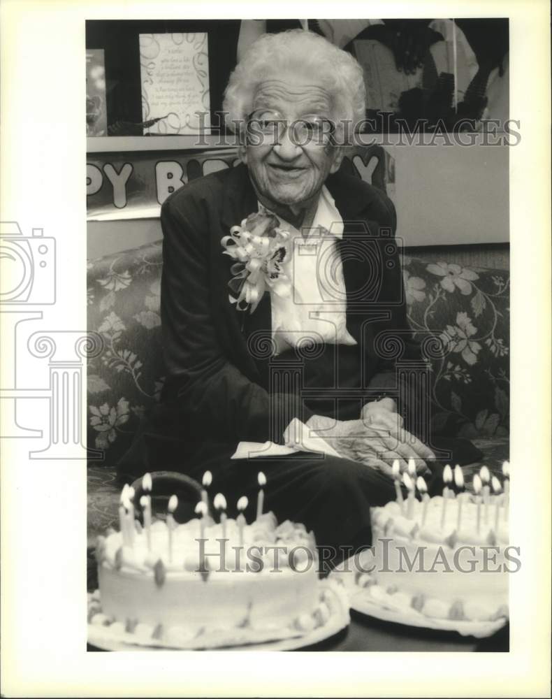 1991 Press Photo Helen King celebrates 101 year birthday at Ellen Smith Center - Historic Images