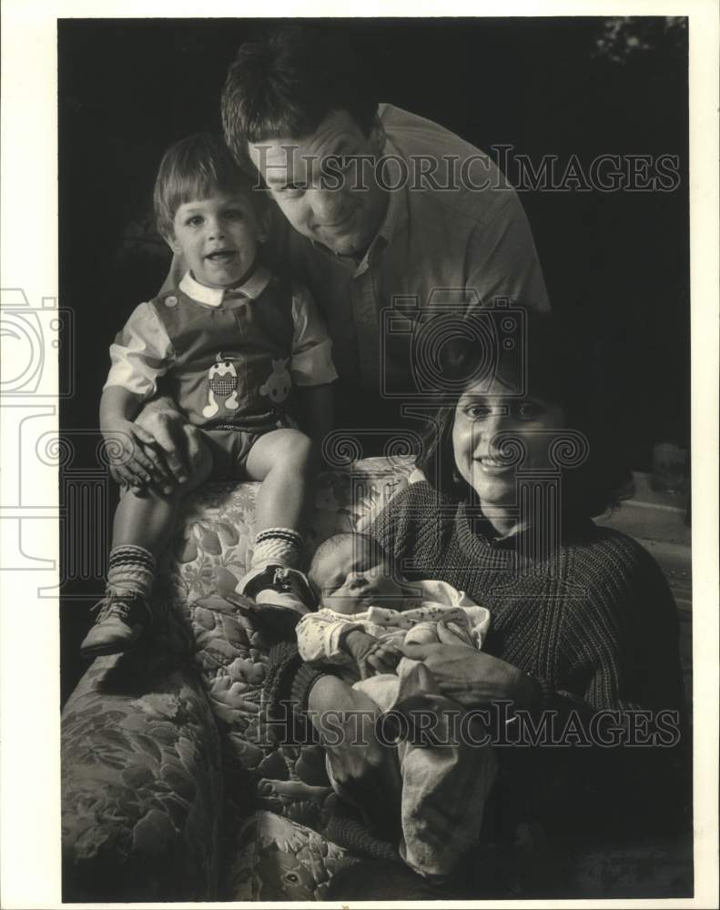 1986 Press Photo Rick and Debbie Kingrea with their children Eric &amp; Taylor - Historic Images