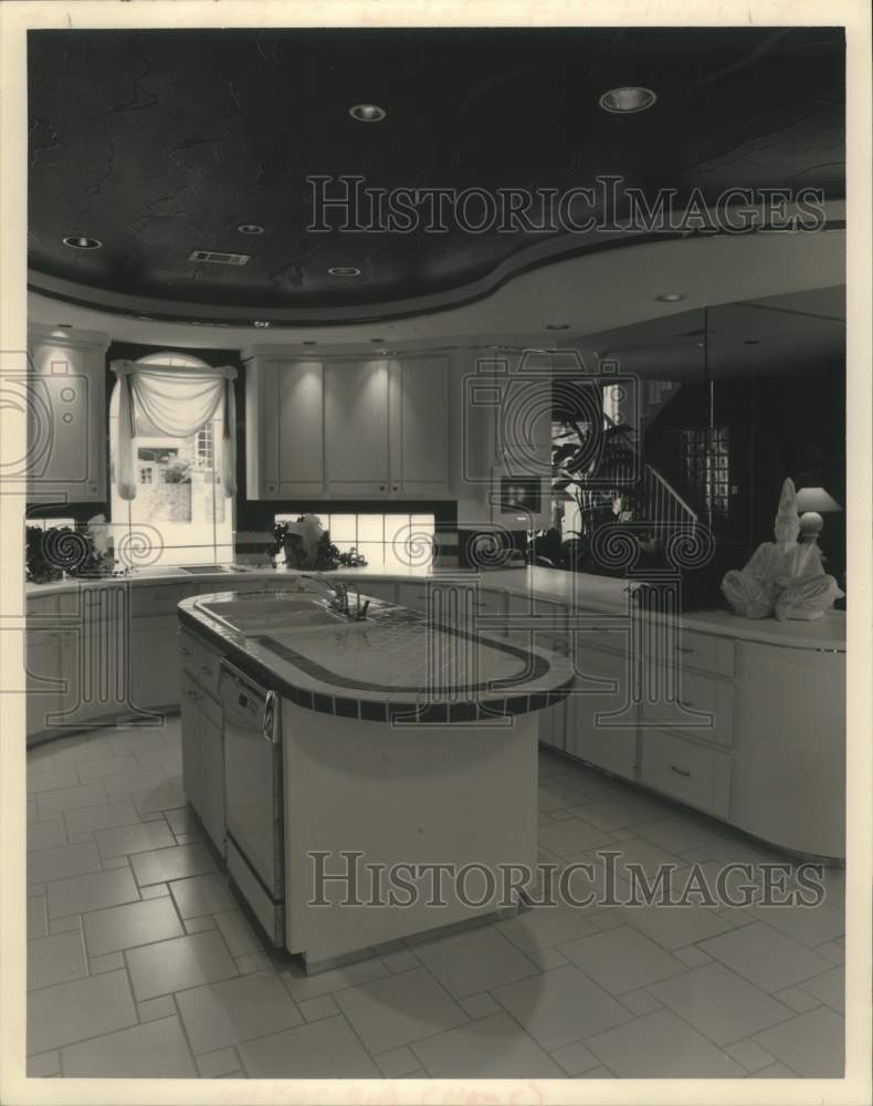 1992 Press Photo The ceiling is an interest point in this kitchen - Historic Images