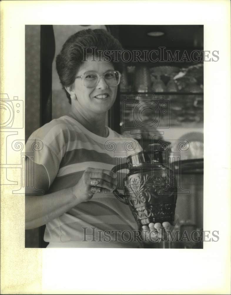 1991 Press Photo Gail Heine, president of Crescent City Depression Glass Society - Historic Images