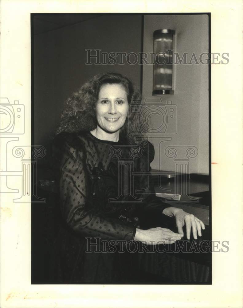 1989 Press Photo Pam Hodson at the Alpha Awards. - Historic Images