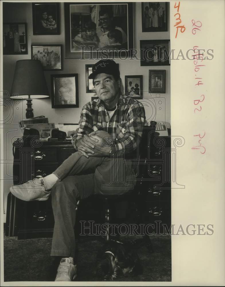 1987 Press Photo Willie Hof sits in his living room at 228 Arnold Street - Historic Images