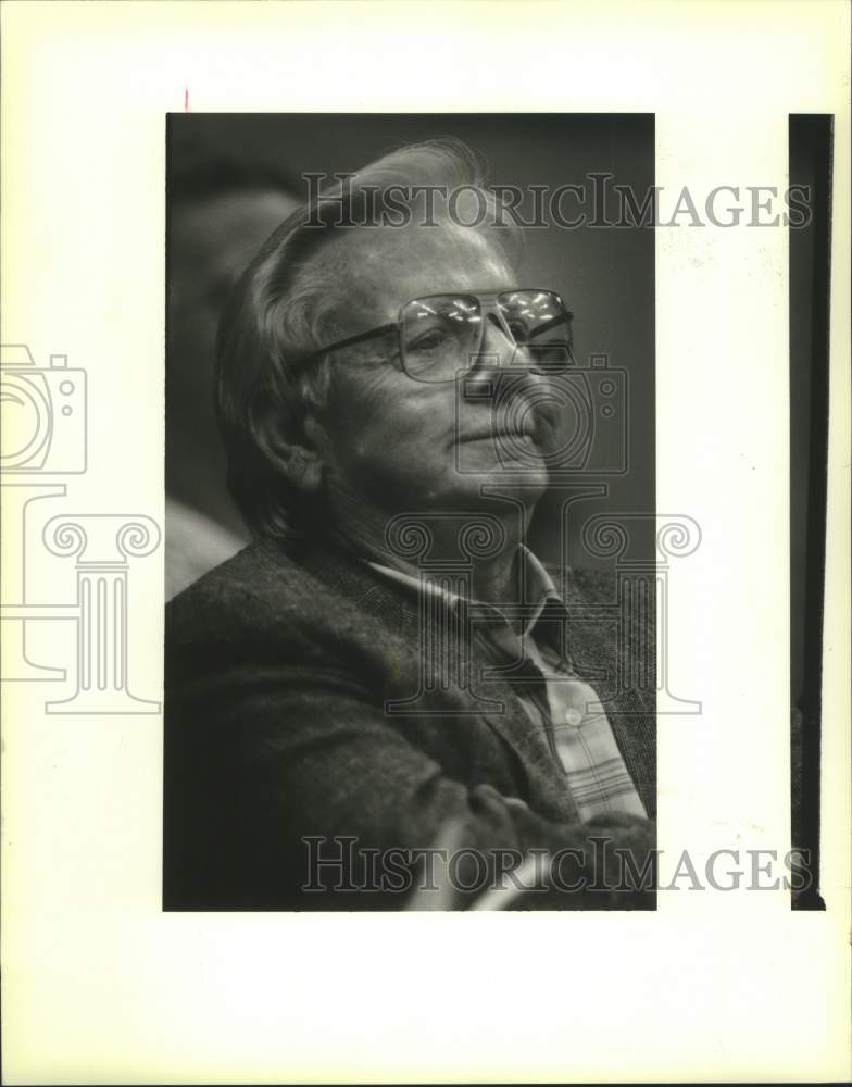 1992 Press Photo Homer Hitt watches a UNO basketball game at Lakefront arena - Historic Images