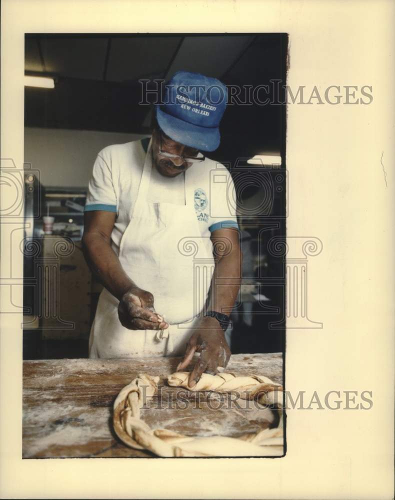 1989 Press Photo Baker putting babies in King Cakes for Mardi Gras. - Historic Images