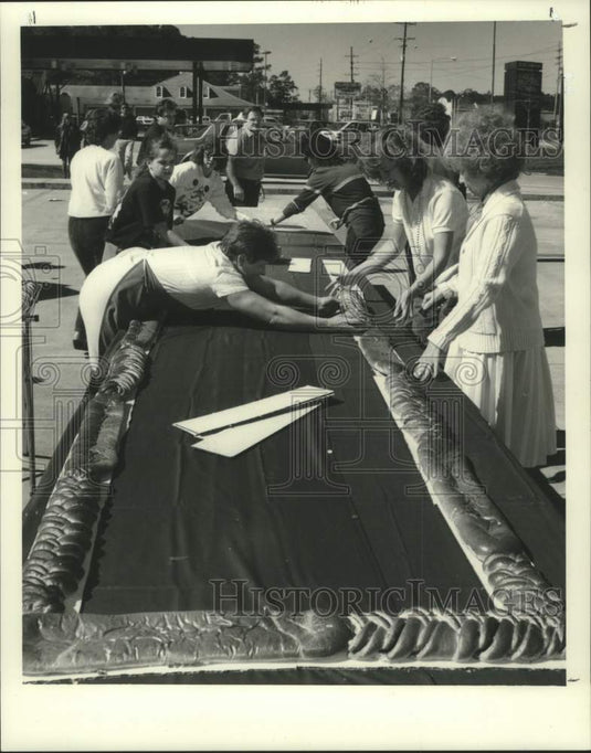 1990 Press Photo Just Desserts Bakery with king cake for parade goers-Slidell - Historic Images