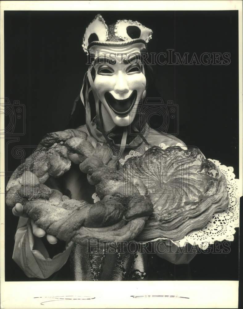 1987 Press Photo The best of the King Cakes held by masker - Historic Images