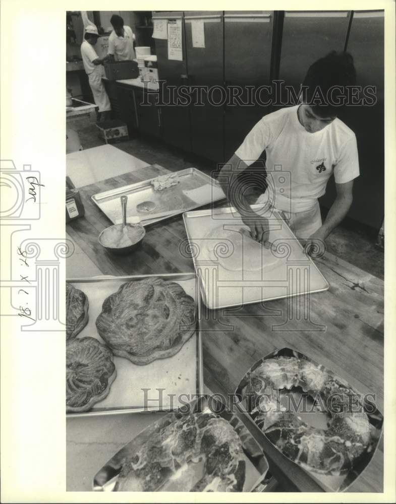 1992 Press Photo Jerry Seale makes King Cake at Maurice French Pastries - Historic Images