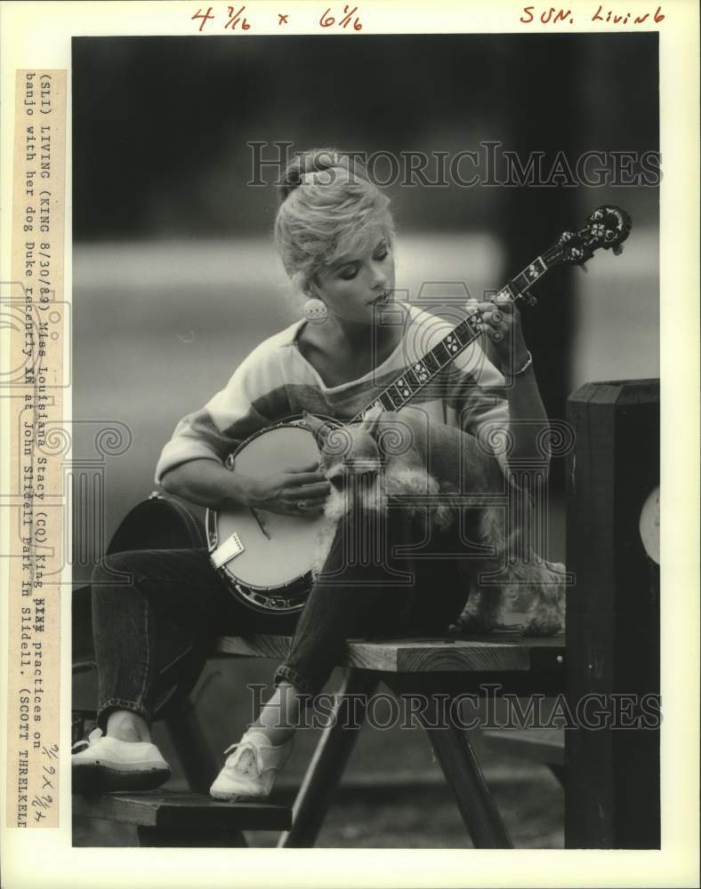 1989 Press Photo Miss Louisiana Stacy King practices banjo with dog in Slidell - Historic Images