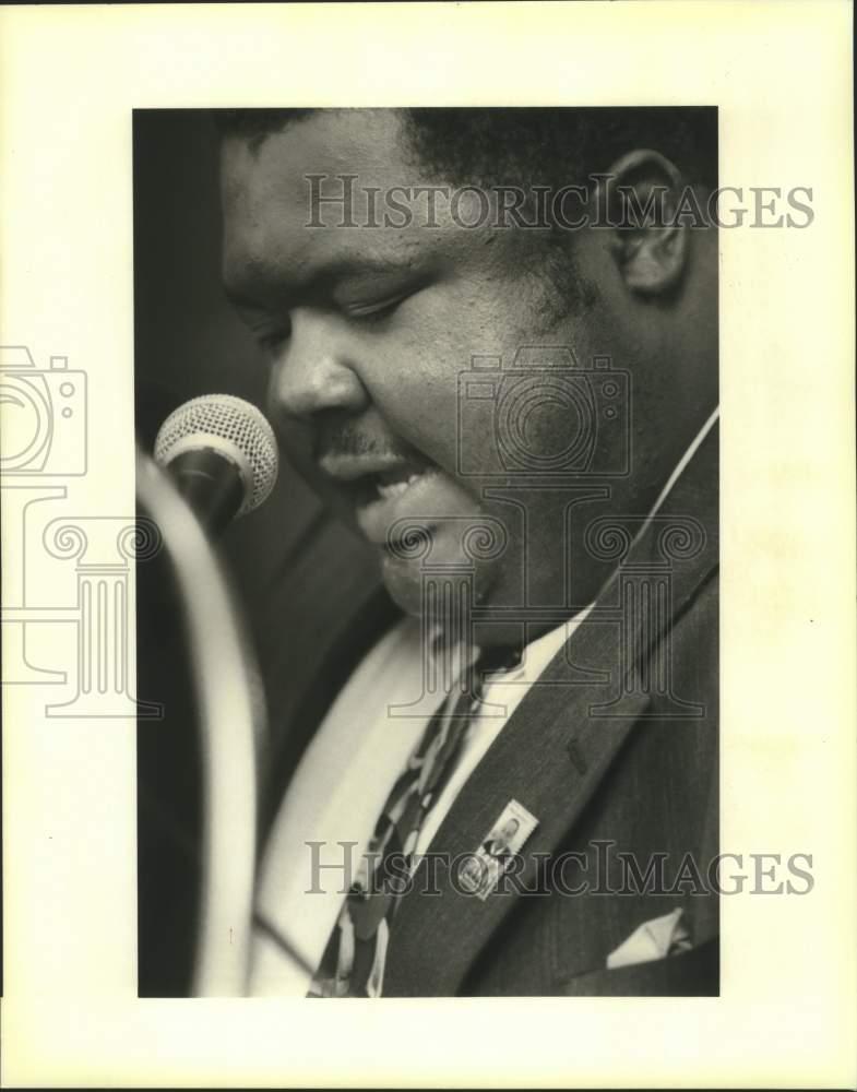 1996 Press Photo Reverend Vernon King leads prayer-Hill Of Zion Baptist Church - Historic Images