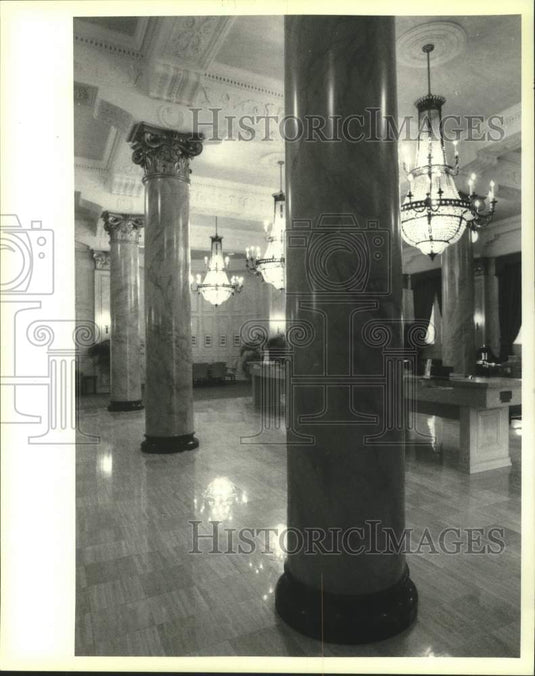 1994 Press Photo Jefferson Guaranty Bank, details of faux marble columns - Historic Images