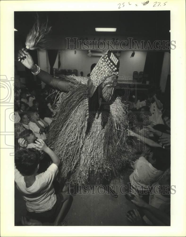 1991 Press Photo Rudolph Matas Schoolchildren Enjoy Dance at Cultural Arts Day - Historic Images