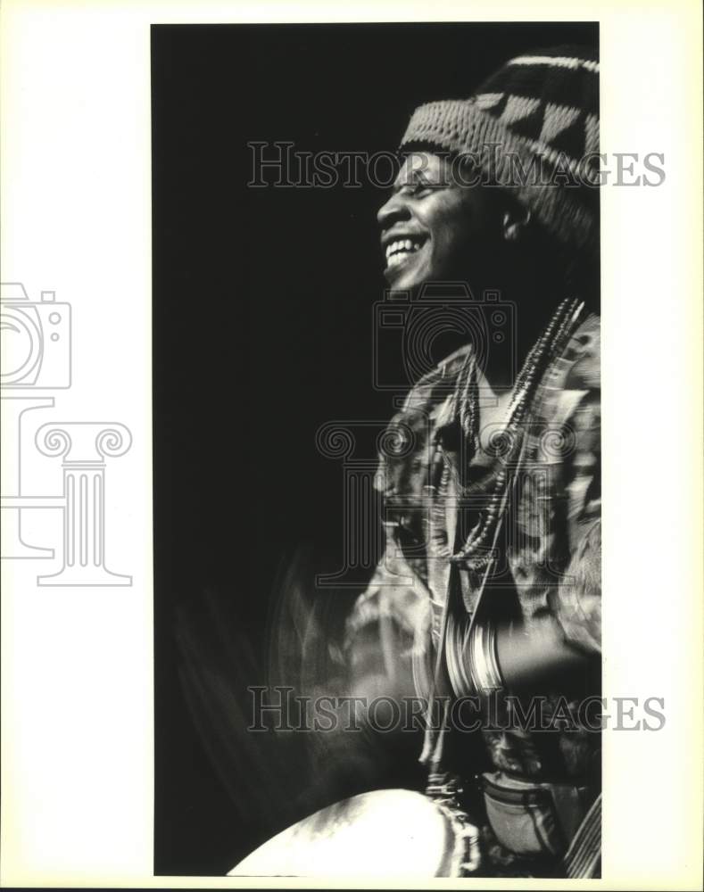 1994 Press Photo Solo Entertainer of Kumbuka African Drum and Dance Collective - Historic Images