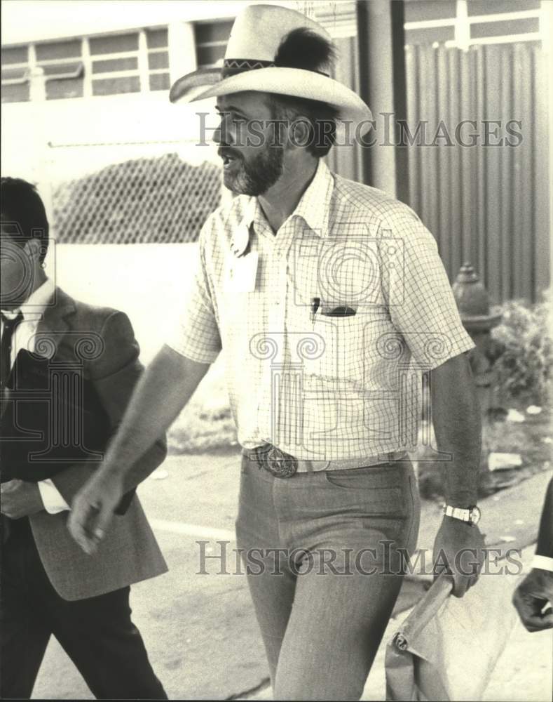 Press Photo Paul Kunick, Controller, walks off job at end of shift - Historic Images