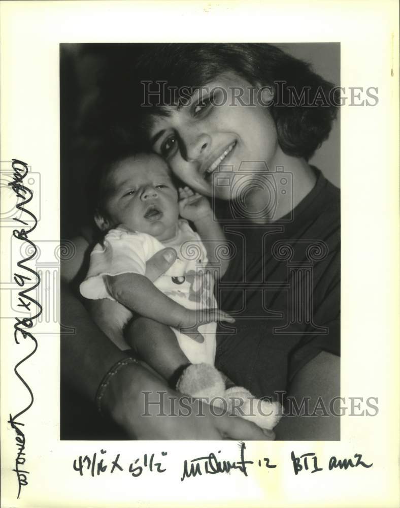 1990 Press Photo Linda Krisanits carrying her two-week old son Cameron - Historic Images