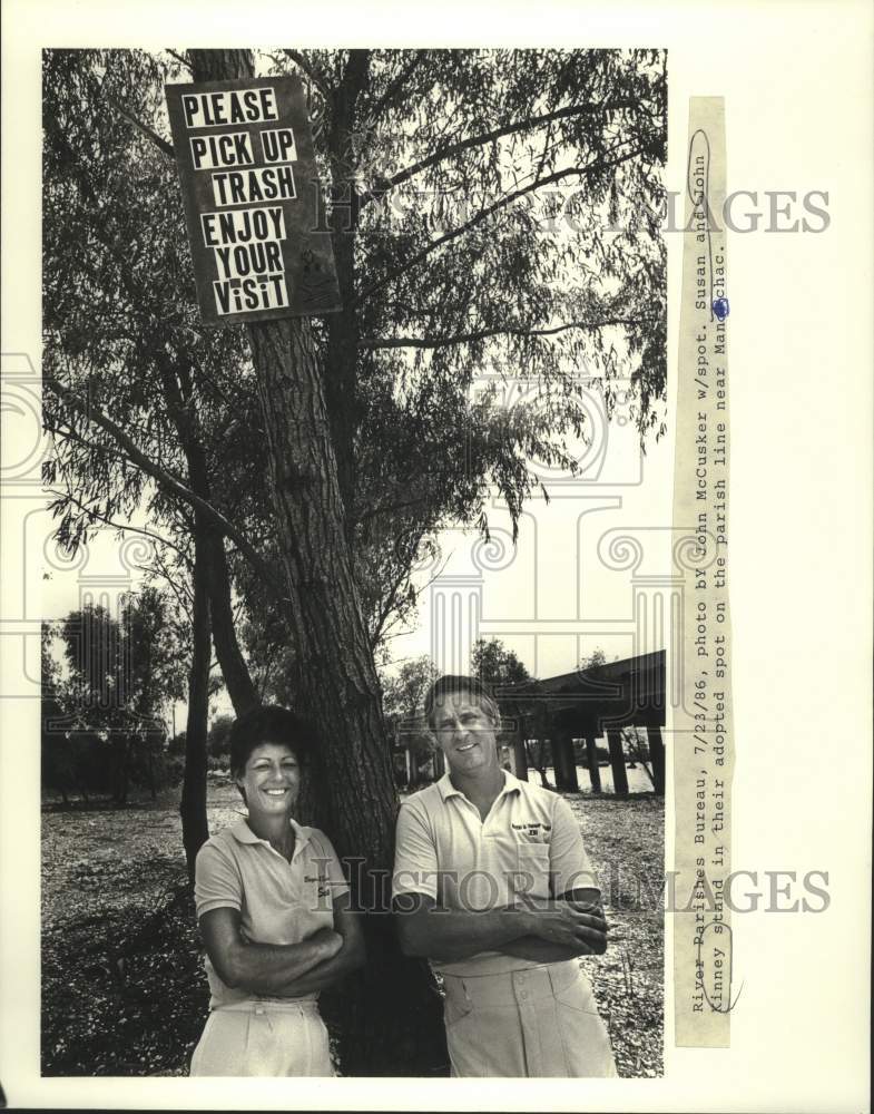 1986 Press Photo Susan &amp; John Kinney stand in &quot;adopted&quot; spot on parish line - Historic Images