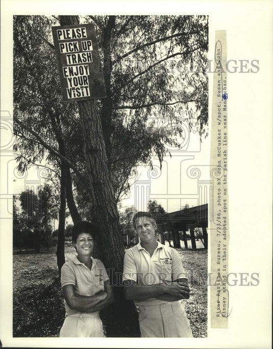 1986 Press Photo Susan & John Kinney stand in "adopted" spot on parish line - Historic Images