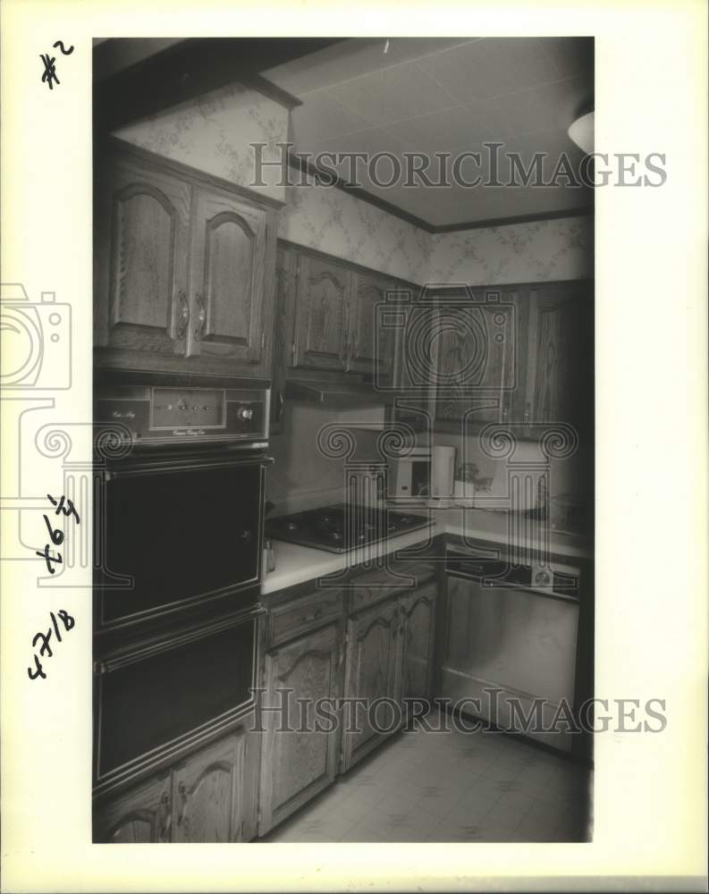 1990 Press Photo New cabinet doors in the kitchen at 318 Maple Ridge Drive - Historic Images