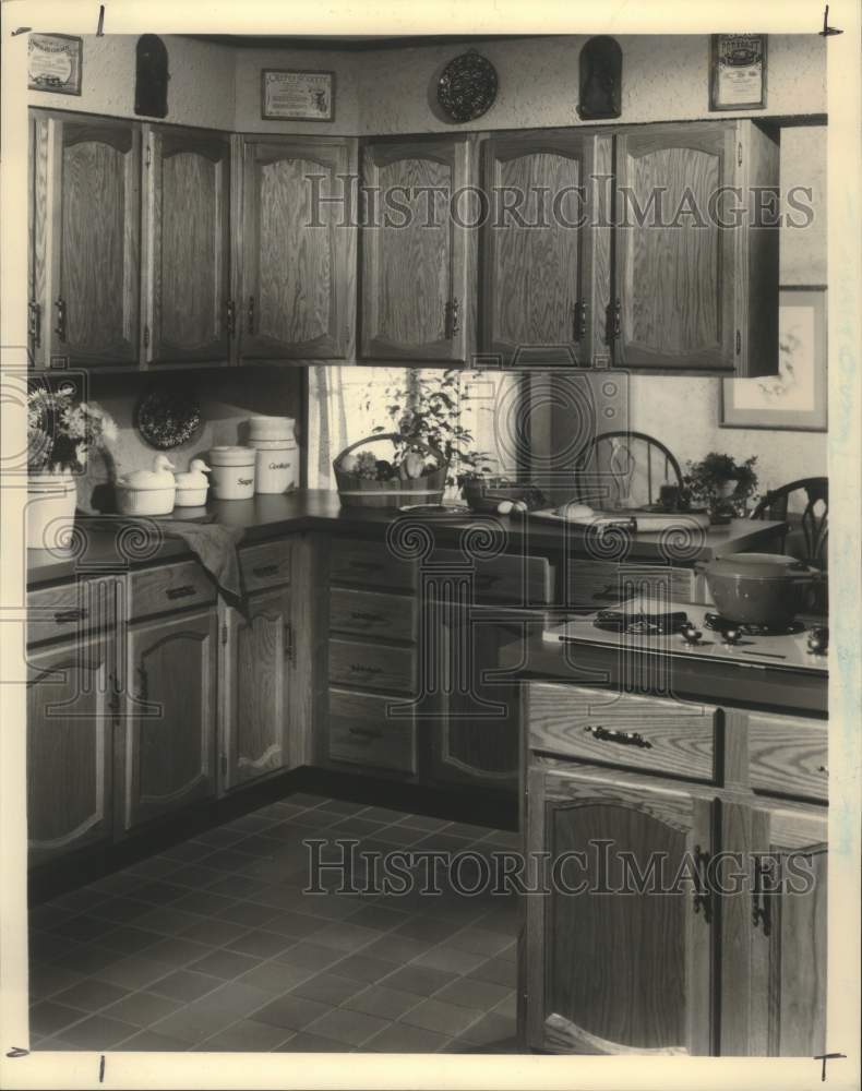 1986 Press Photo Kitchen adorned- wood cabinets, Terra-cotta vinyl tile floor - Historic Images