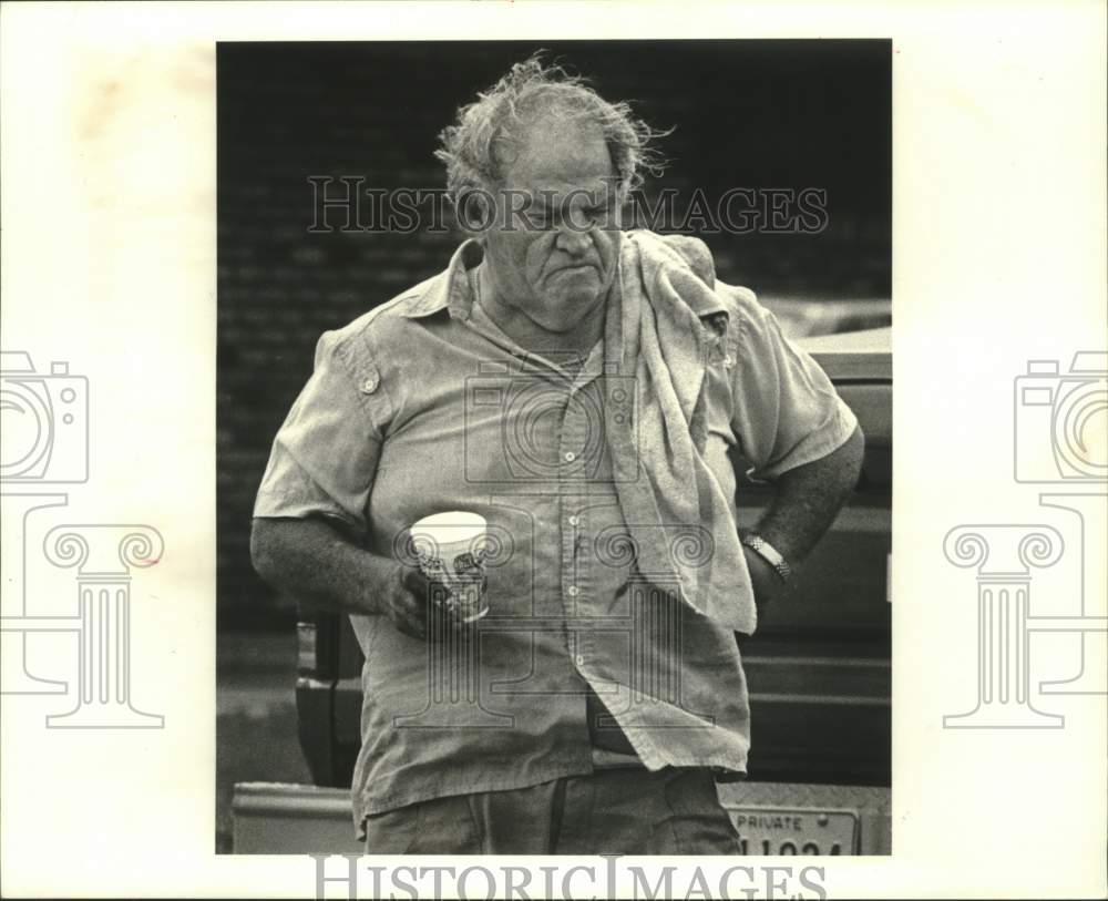 1987 Press Photo Clarence Kimble Jr., a temporary Plaquemines Parish employee - Historic Images