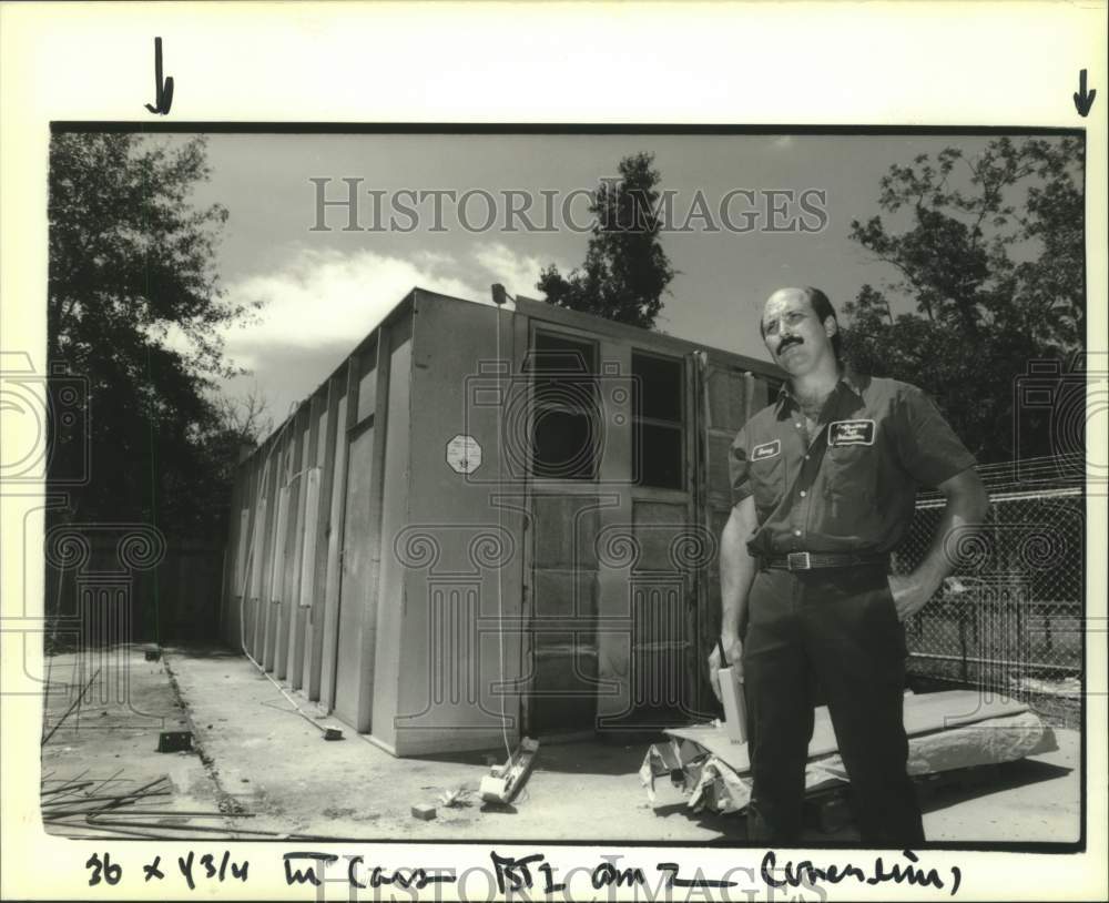 1989 Press Photo Benny Kimberly spray paint booth - Historic Images