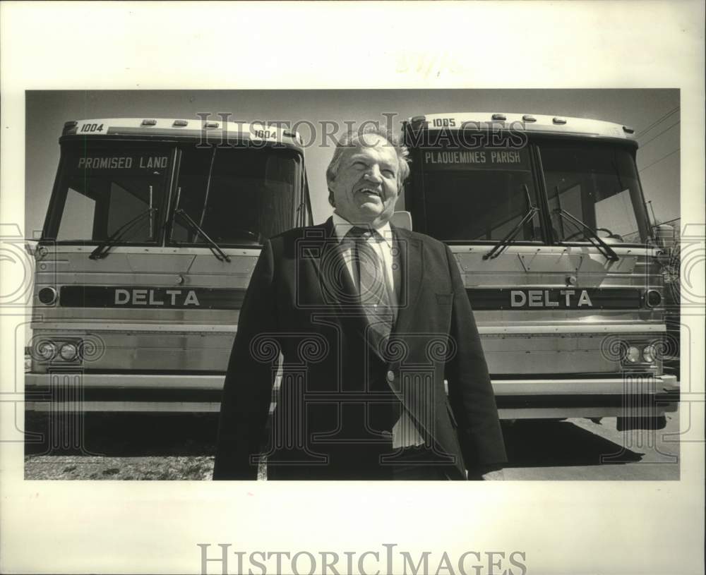 1988 Press Photo Clarence Kimble stands by two buses headed to St Bernard Parish - Historic Images