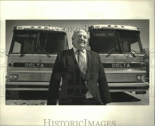 1988 Press Photo Clarence Kimble stands by two buses headed to St Bernard Parish - Historic Images
