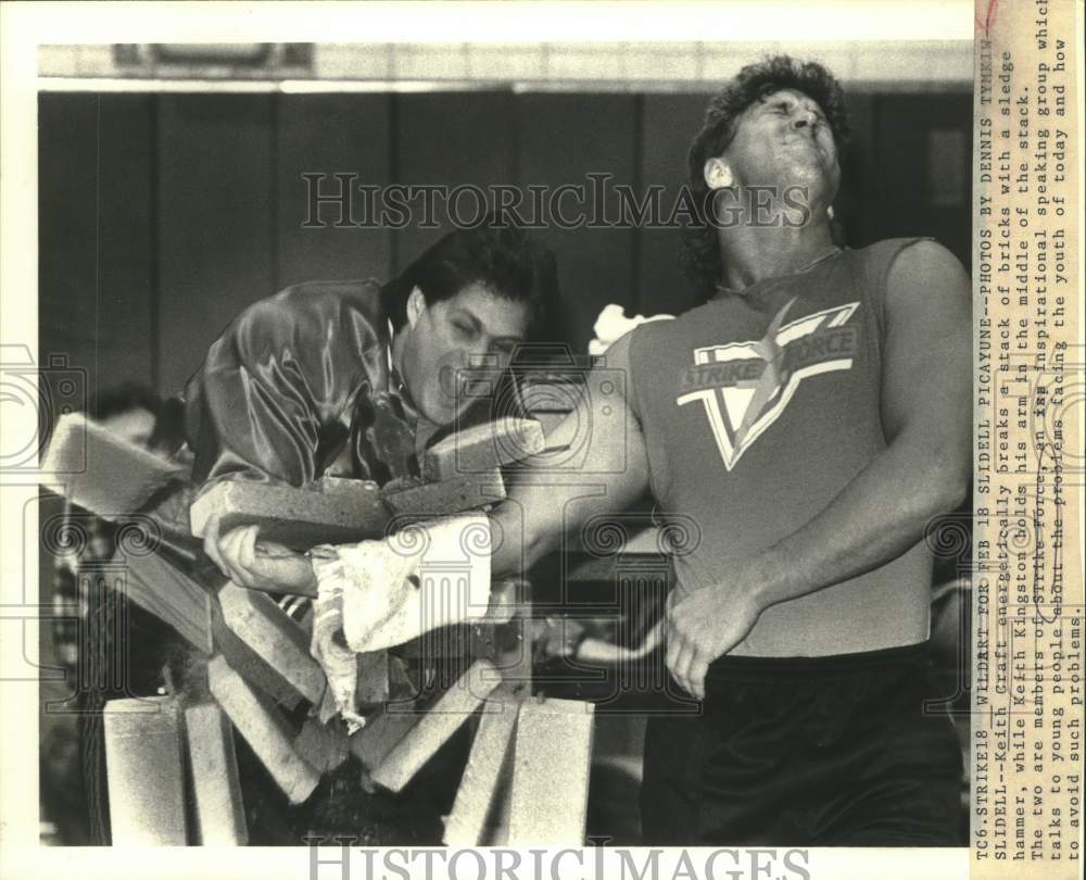 1988 Press Photo Strike Force Inspirational Speakers Break Bricks for Emphasis - Historic Images