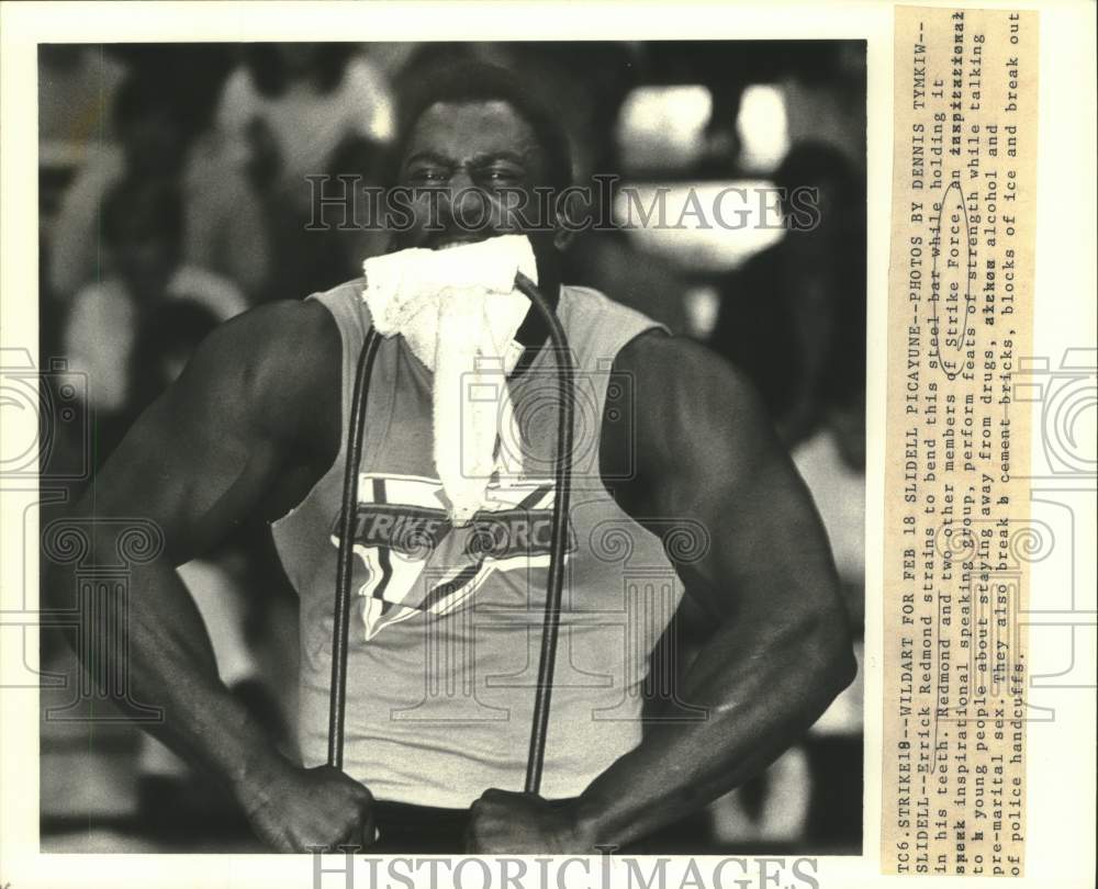 1988 Press Photo Errick Redmond of Strike Force Inspires With Act of Strength - Historic Images