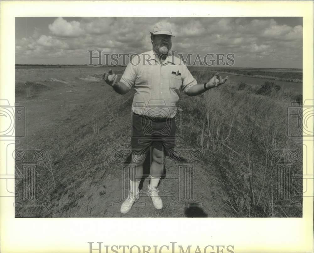 1990 Press Photo Environmentalist Richard Coleman Atop Kissimmee River Levee - Historic Images