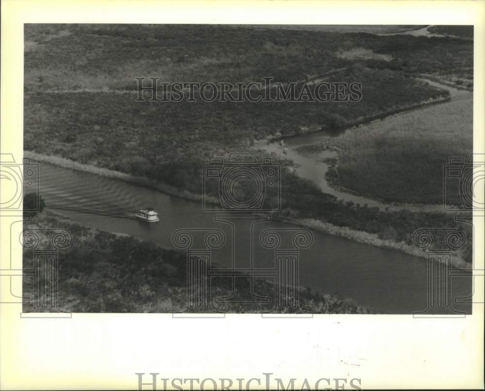 1990 Press Photo Boat Travels the C-38 Channel Near the Kissimmee River, Florida - Historic Images