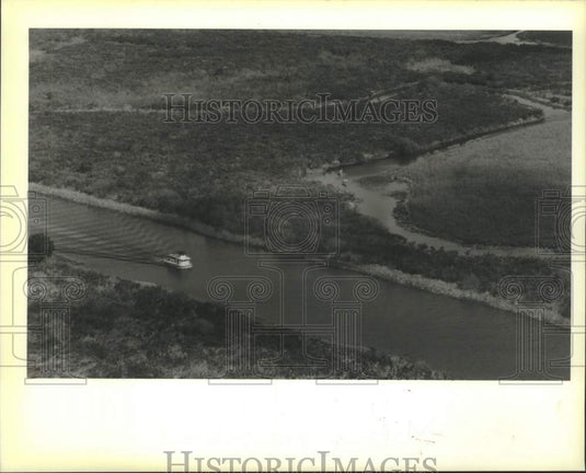 1990 Press Photo Boat Travels the C-38 Channel Near the Kissimmee River, Florida - Historic Images