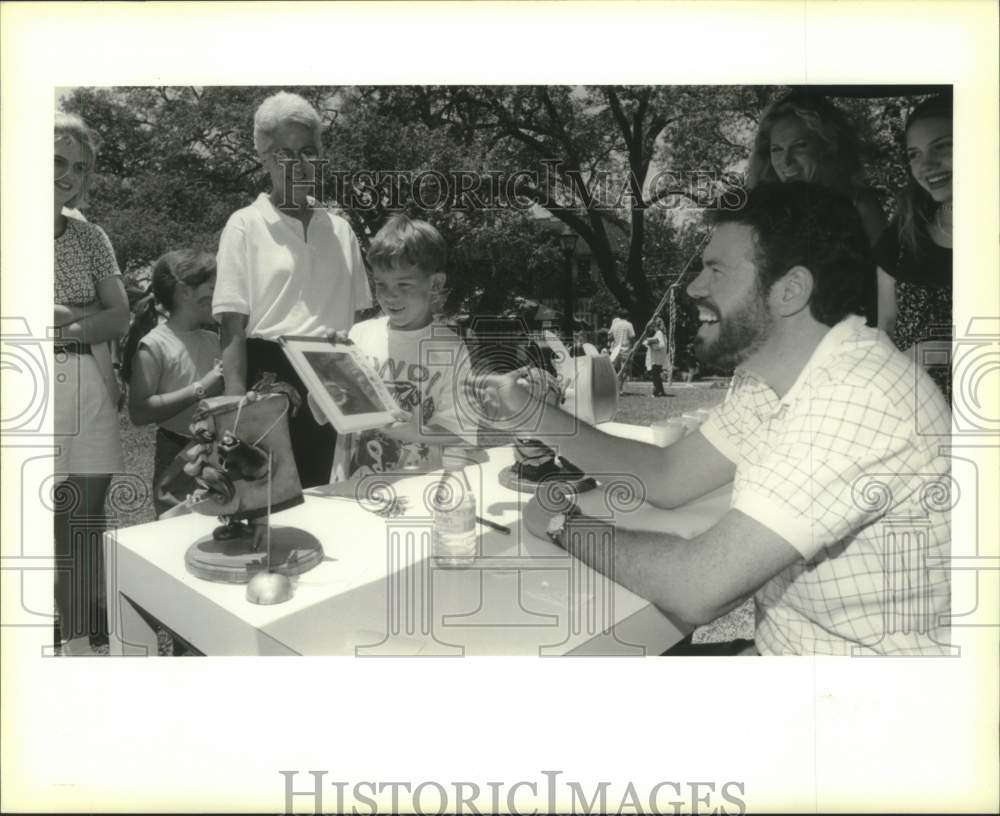 1994 Press Photo David Kirshner gives an autograph to Walker Rosenberg. - Historic Images