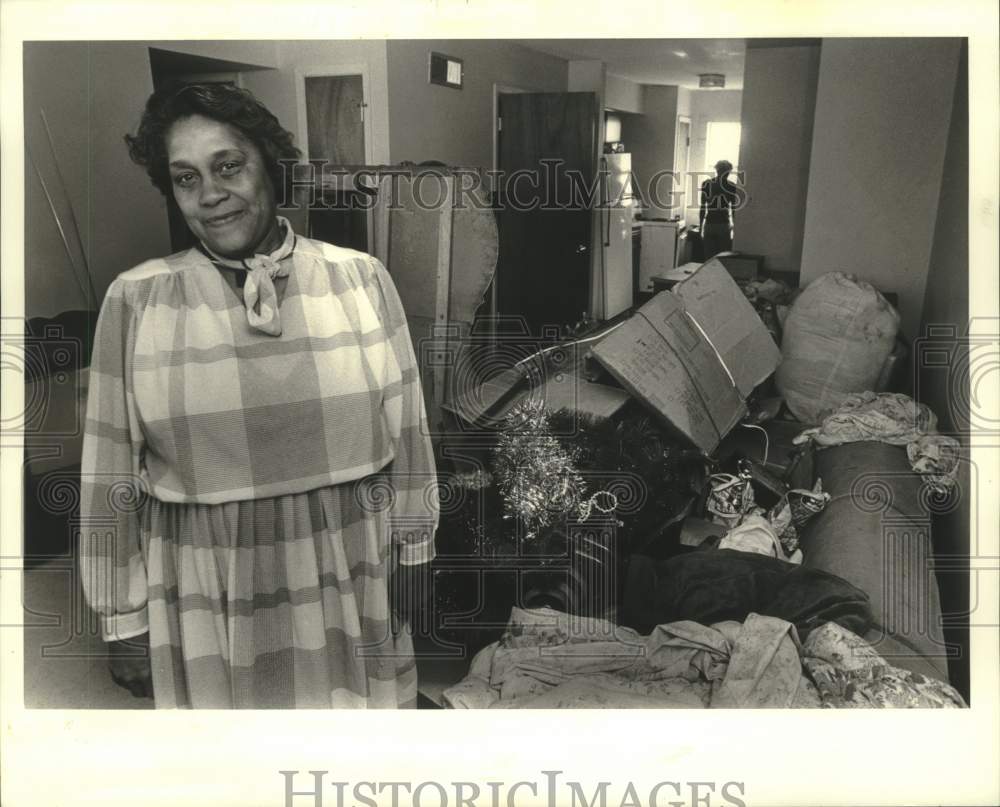 1987 Press Photo Mamie Kirkland in the living room of her new HANO apartment. - Historic Images