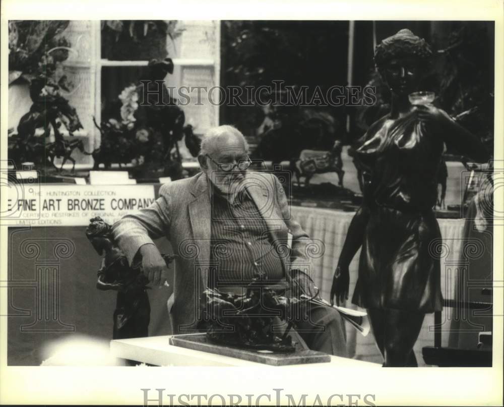 1993 Press Photo Murray Konigsberg of Fine Art Bronze Co at Superdome for show - Historic Images