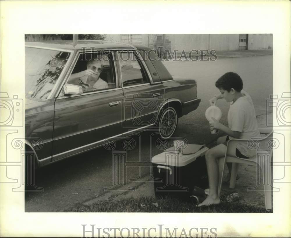 1990 Press Photo Bill Bayhi pours glass of Kool Aid for Ethel Meyer - Historic Images