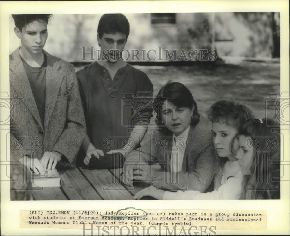 1990 Press Photo Judy Kopfler in group discussion with students, Emerson Academy - Historic Images