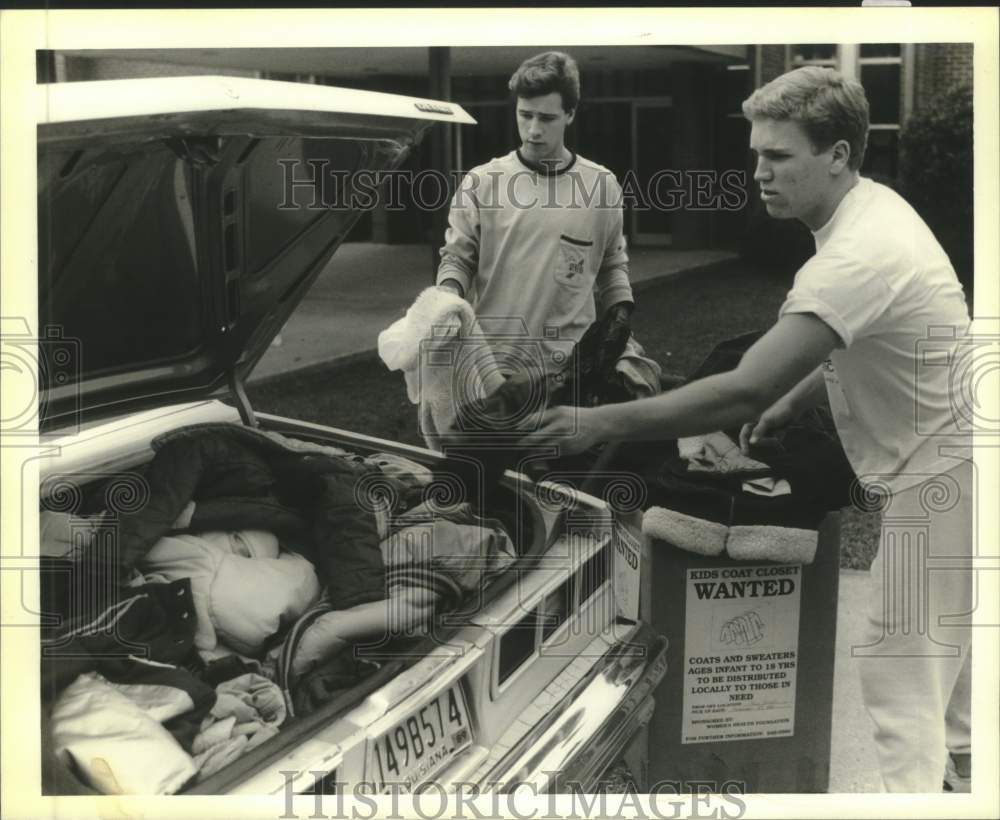 1988 Press Photo Picking up coats for Kids Coat Closet program in Slidell. - Historic Images