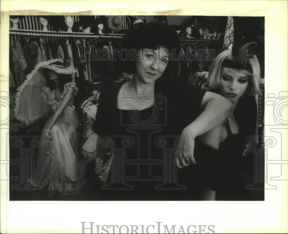 1993 Press Photo Susan Khanbashi in her costume shop at Kenner&#39;s Rivertown. - Historic Images